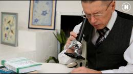 Человек под микроскопом