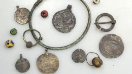 В левом нижнем углу – джитал, чеканеный в Индии