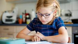 умный ребенок, девочка учится