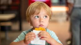 ребенок ест фастфуд, наггетс