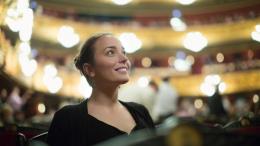 девушка в театре