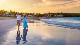 влюбленная пара в отпуске у моря