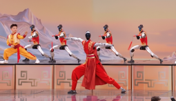 Китайские роботы танцуют и дерутся вместе с мастерами кунг-фу