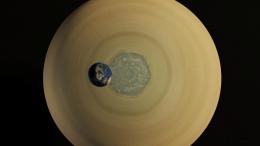 «Шестиугольник» Сатурна в сравнении с размерами Земли