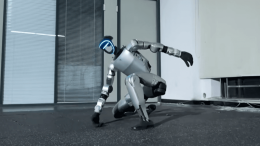 Робот играет в баскетбол