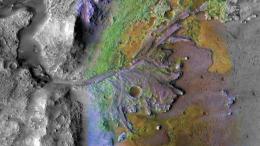 На это изображение марсианского кратера Джезеро наложены данные о минералах, обнаруженные с орбиты. Зеленый цвет представляет собой карбонаты — минералы, которые образуются в водной среде в условиях, которые могут быть благоприятными для сохранения призна