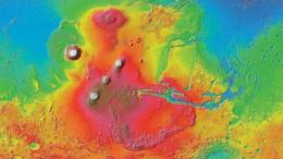 Карта высот части поверхности Марса. Линия из трех вулканов — это горы Тарсис, гора Олимп на северо-западе