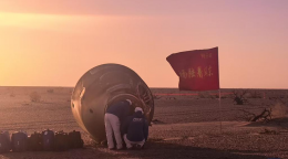 Поврежденный метеоритом космический корабль