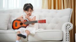 девочка с гитарой