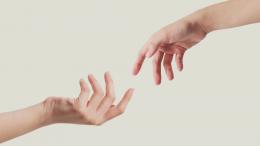 Как мозг обрабатывает зеркальные прикосновения