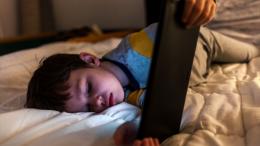 Ребенок за планшетом