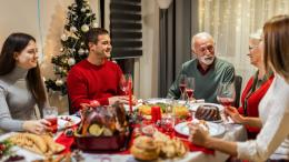 семья за новогодним столом