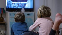 Ребенок смотрит мультфильм