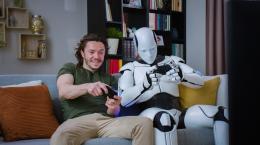 человек играет с роботом