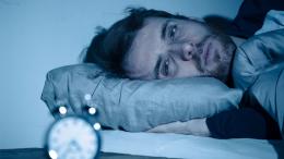 Найдена причина мешающей заснуть активности мозга