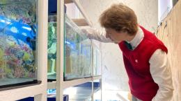 Лаборант ФИЦ ИЦиГ СО РАН отбирает рыб для работы