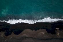 Халактырский пляж с чёрным вулканическим песком и волны Тихого океана, Камчатка