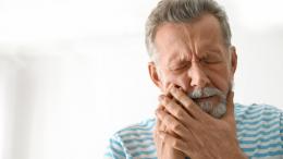 мужчина с больным зубом