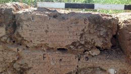 Стена из обожженного сырцового кирпича из Тель Баташ (библейская Тимна) с отметками полевой ориентации