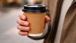 Одноразовые стаканчики выделяют в кофе много микропластика
