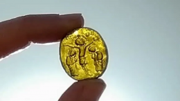 Архологи нашли редкое стеклянное украшение XIII века с Христом 