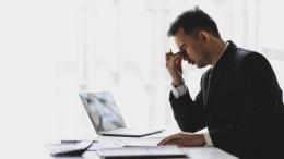 человек в стрессе, офис, работа